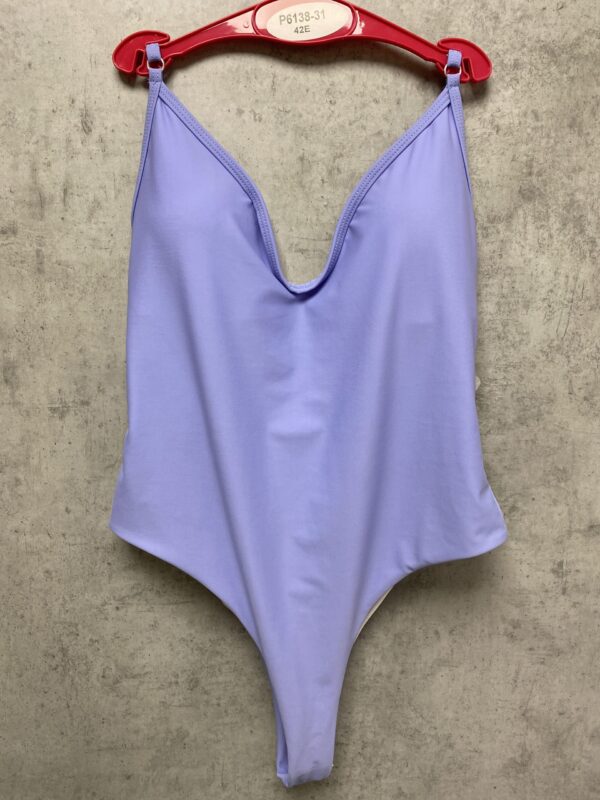 Слитный фиолетовый купальник